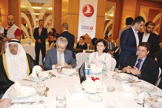 السفير مراد تامير ووكيل وزارة الاوقاف والشؤون الدينية عادل الفلاح خلال الحفل ﻿
