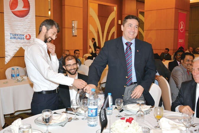 السفير التركي مراد تامير خلال سحب احد اسماء ممثلي وكالات السياحة والسفر للفوز بتذكرة الى تركيا ﻿