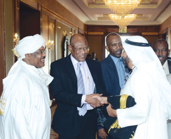 د عبدالله المعتوق قبيل مغادرته البلاد﻿
