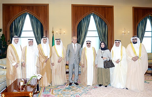 صاحب السمو الامير الشيخ صباح الاحمد مع دبدر العيسى ودحامد العازمي ودهيثم الاثري ودصبيح المخيزيم ودعادل المسعد ويوسف النجار وفاطمة ابراهيم وفيصل مقصيد