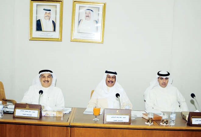 ماضي الهاجري وحمد سيف الهرشاني وكامل العوضي خلال اجتماع اللجنة