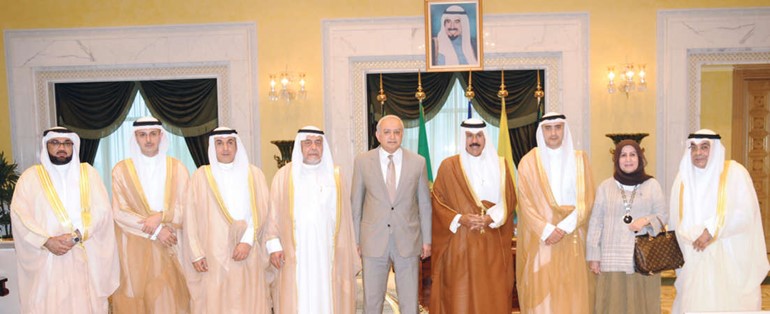 سمو ولي العهد الشيخ نواف الاحمد مستقبلا د بدر العيسى وعددا من وكلاء وزارتي التربية والتعليم العالي ﻿