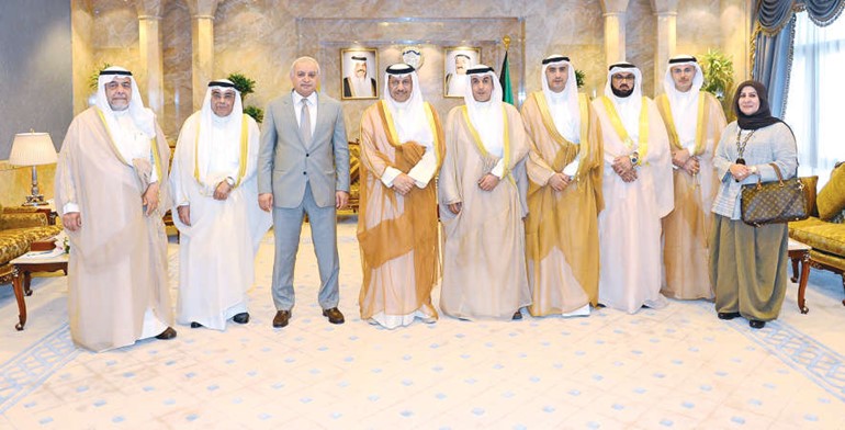 سمو رئيس الوزراء الشيخ جابر المبارك مستقبلا دبدر العيسى والوكلاء المساعدين في التربية والتعليم العالي﻿