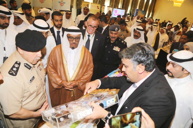 الفريق سليمان الفهد والفريق ضاحي خلفان يتفقدان اركان المعرض المصاحب للمؤتمر﻿