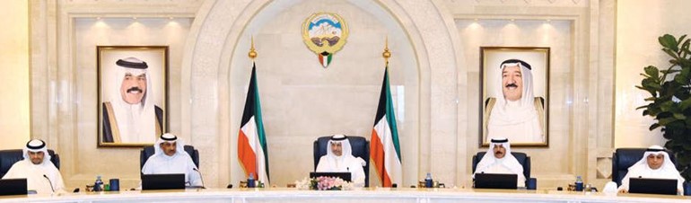 سمو رئيس الوزراء الشيخ جابر المبارك مترئسا جلسة مجلس الوزراء بحضور الشيخ صباح الخالد والشيخ محمد الخالد وانس الصالح والشيخ خالد الجراح 