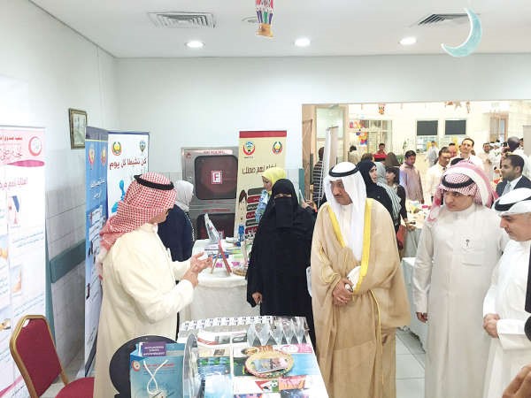 متعب الخلف يتفقد المعرض التوعوي