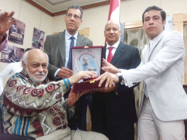 السفير عبدالكريم سليمان والملحق الثقافي دنبيل بهجت يكرمان مسرح القاهرة للعرائس