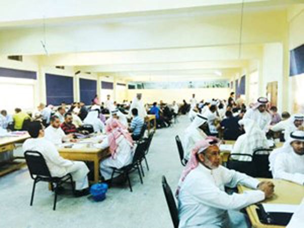 عدد من المعلمين خلال تصحيح الامتحانات