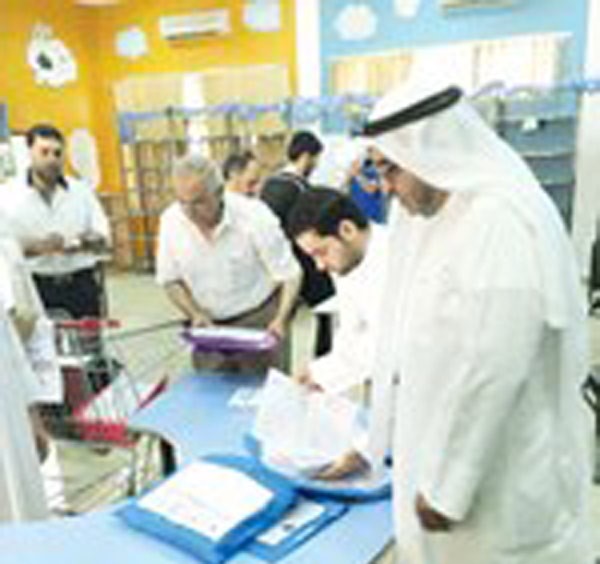 عادل الراشد متفقدا سير العمل في الكنترول