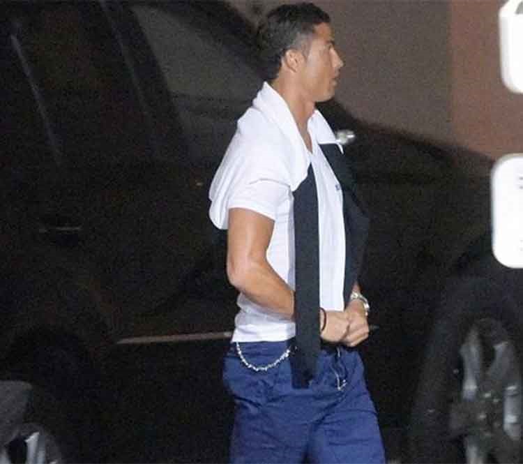 بالصور.. القبض على كريستيانو رونالدو متلبسا بالتبول في شوارع باريس!