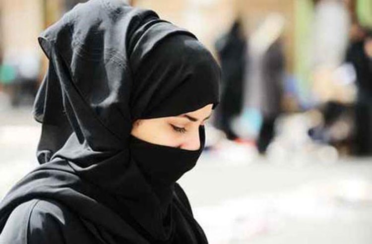 تنتقم من زوجها بتنسيم اطارات سيارته بسبب مزاحه بالزواج وتسبب في الخصم من راتبه 