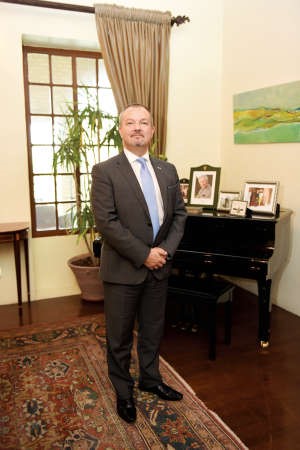 السفير البريطاني ماثيو لودج 	فريال حماد