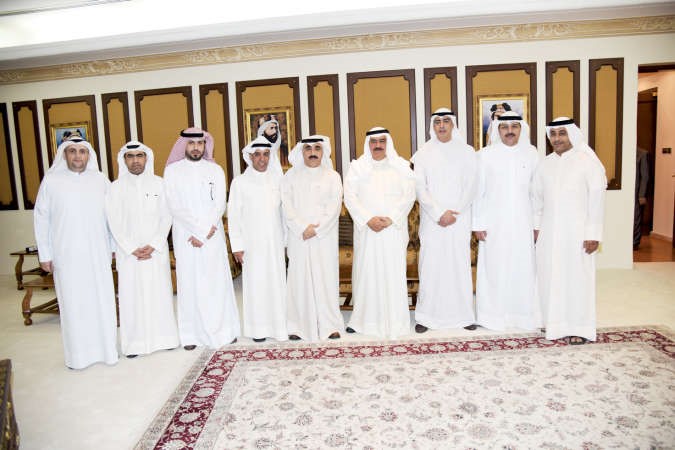 الفريق ثابت المهنا خلال استقباله يوسف مصطفى وعددا من قياديي وزارة الاعلام