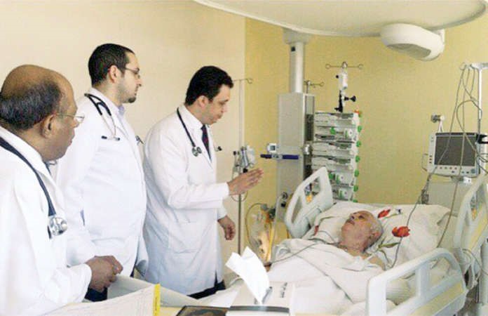 الطاقم الطبي يطمئن المطرب القدير حسين جاسم على حالته الصحية﻿