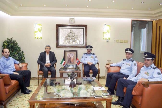الفريق يوسف الانصاري خلال استقباله فريق شركة البحر﻿