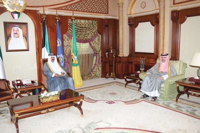 سمو ولي العهد الشيخ نواف الاحمد مستقبلا الشيخ مبارك الدعيج﻿