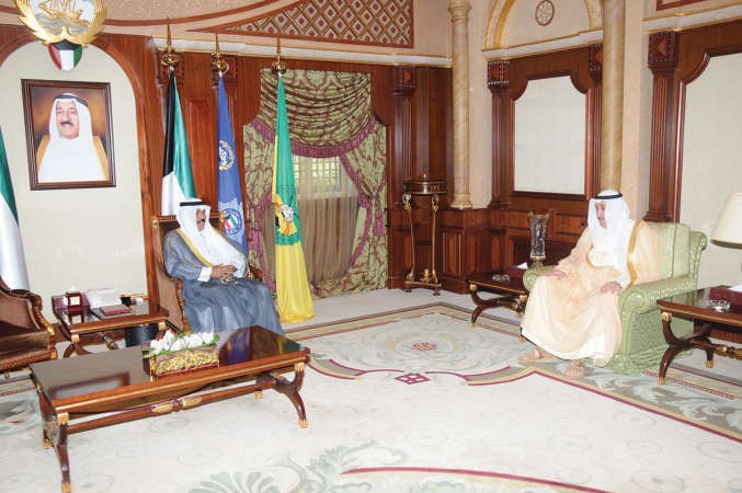 سمو ولي العهد الشيخ نواف الاحمد خلال استقباله الشيخ فيصل الحمود﻿