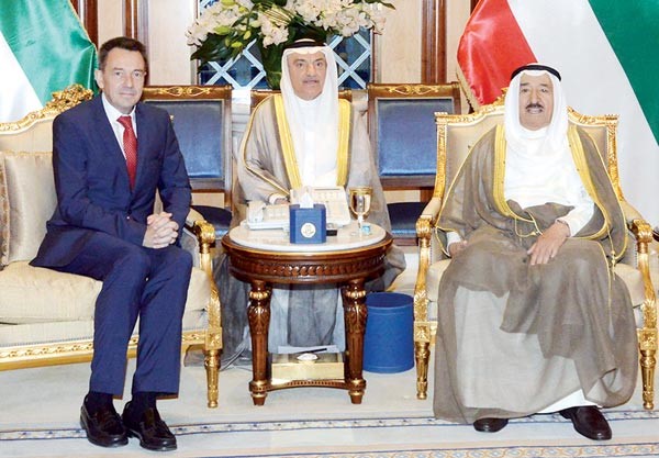 صاحب السمو الامير الشيخ صباح الاحمد لدى استقباله رئيس اللجنة الدولية للصليب الاحمر بيتر مورير
