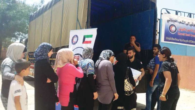 جانب من توزيع المساعدات للاسرة المحتاجة