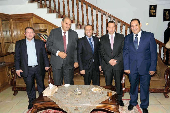 المستشاران نصر محيي الدين وبهي الدين زغلول والقنصل احمد ابوالعزم والقنصل محمد عرفة مع الزميل اسامة ابو السعود
