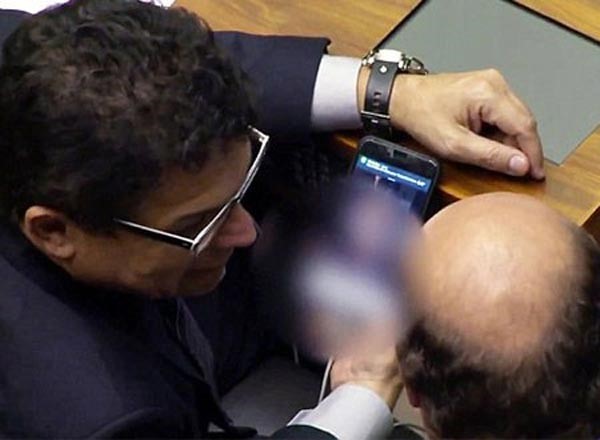 بالفيديو.. نائب برازيلي يشاهد فيلما إباحيا أثناء جلسة البرلمان.. شاهد ماذا فعل زملاؤه