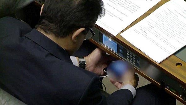 بالفيديو.. نائب برازيلي يشاهد فيلما إباحيا أثناء جلسة البرلمان.. شاهد ماذا فعل زملاؤه
