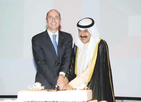 خالد الجارالله والسفير الايطالي يقطعان كيكة الاحتفال 
