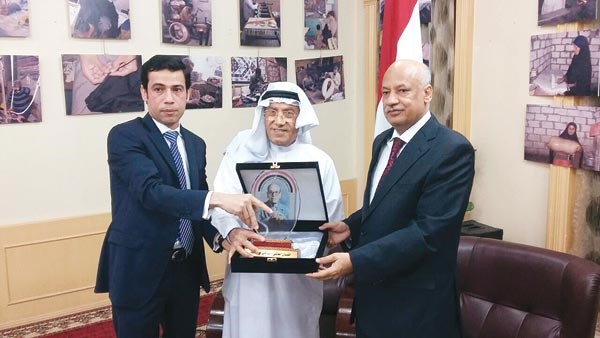 السفير المصري عبدالكريم سليمان والملحق الثقافي دنبيل بهجت يكرمان الفنان سامي محمد﻿