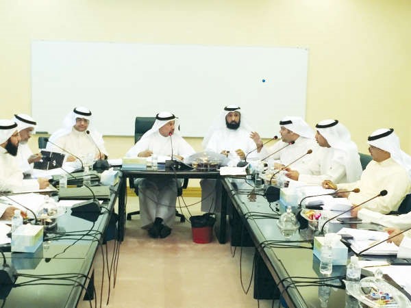 عادل الميع مترئسا اجتماع لجنة الاحمدي 