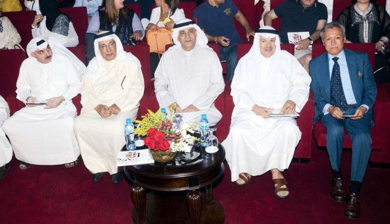 المحتفى به الشاعر عبداللطيف البناي والامين العام للمجلس الوطني معلي اليوحة في مقدمة الحضور