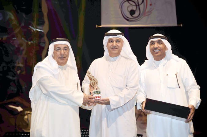 اليوحة مكرما الشاعر القدير عبداللطيف البناي بحضور مدير المهرجان سعود المسعود