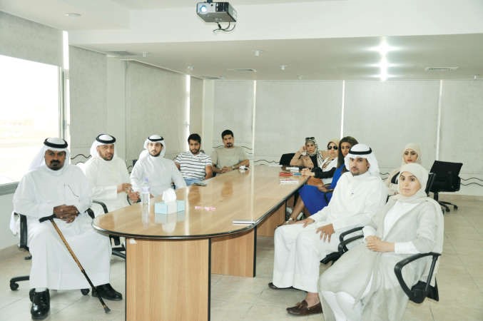 الشيخة حصة السالم ومعمر السعدون مع المهندسين واعضاء من مشروع اتمنى