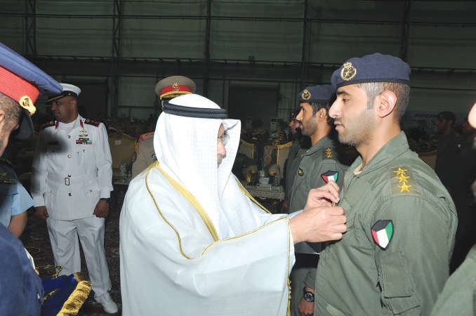 الشيخ خالد الجراح مقلدا احد الطيارين الجدد اجنحة الطيران	احمد علي﻿