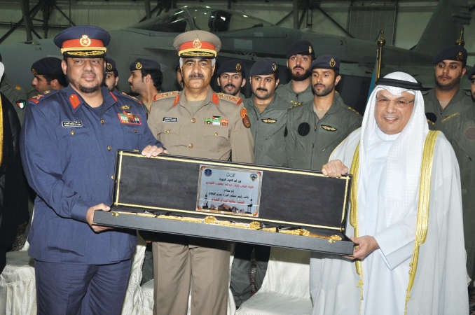 الشيخ خالد الجراح متسلما هدية تذكارية من اللواء طيار عبدالله الفودري بحضور الفريق الركن محمد الخضر﻿