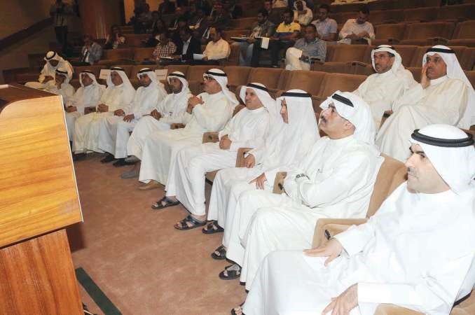 رئيس ومفوضو هيئة اسواق المال وشخصيات ادارية يتابعون شرحا من رئيس شركة البورصة حول استراتيجيتها الاخيرة﻿