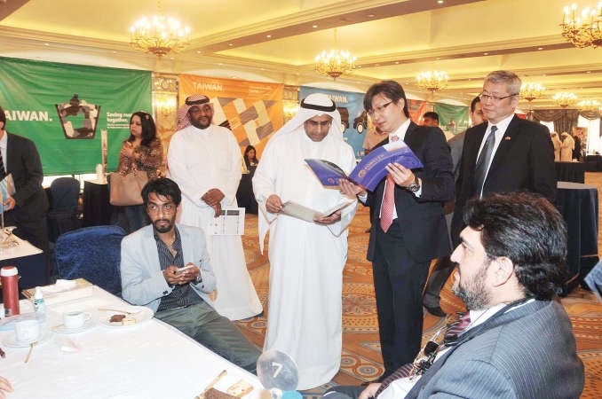 ممثل عن هيئة تطوير التجارة الخارجية التايوانية يشرح نشاط احدى الشركات لفارس العنزي	 محمد هاشم﻿