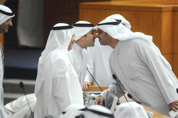حب خشوم بين الشيخ محمد العبدالله وياسر ابل خلال جلسة امس هاني الشمري
