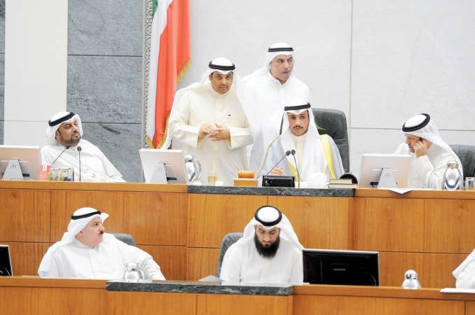 الرئيس الغانم محاطا بفيصل الكندري وفيصل الشايع ويعقوب الصانع وديوسف الزلزلة على المنصة هاني الشمري

