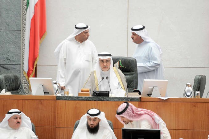 احمد لاري مترئسا جانبا من الجلسة

