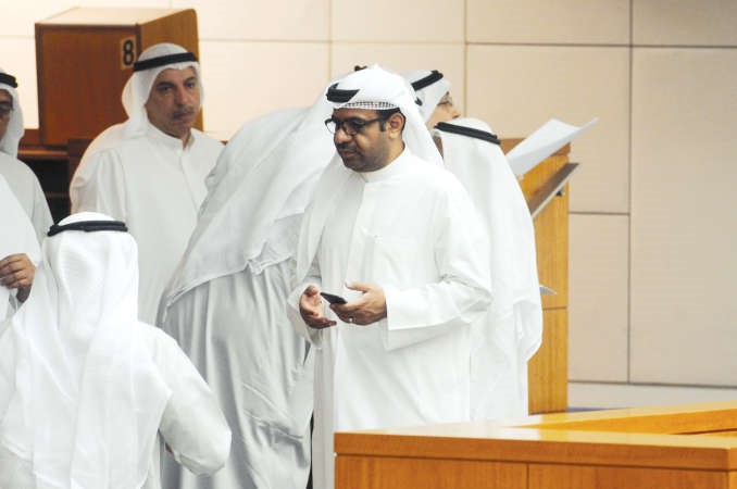 احمد القضيبي اثناء سير جلسة امس
