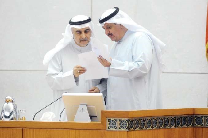 عيسى الكندري يطلع احمد لاري على بعض المستندات