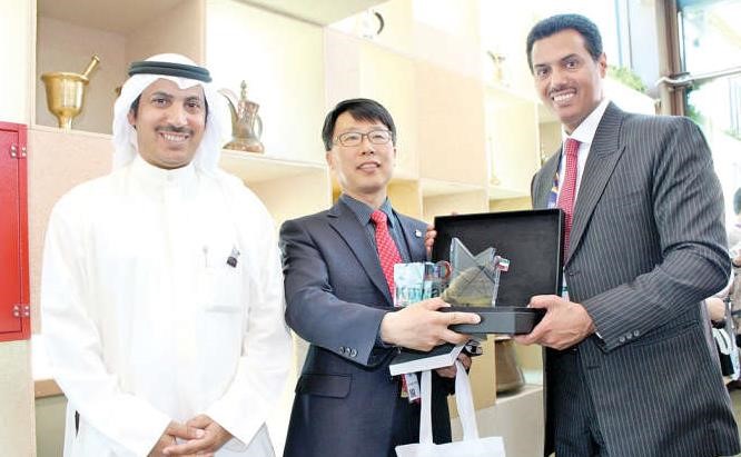 محمد البداح يتبادل الهدايا التذكارية مع رئيس الوفد الاعلامي لكوريا الجنوبية ﻿