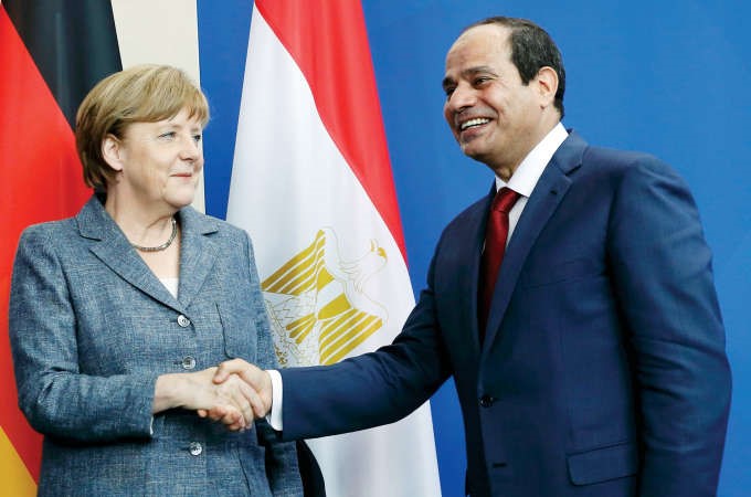 الرئيس المصري عبدالفتاح السيسي والمستشارة الالمانية انجيلا ميركل خلال مؤتمرهما الصحافي المشترك في برلين امس رويترز