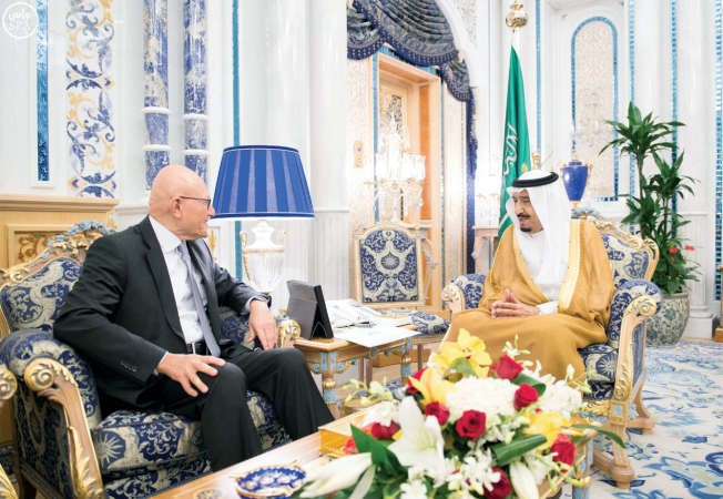 خادم الحرمين الشريفين الملك سلمان بن عبدالعزيز مستقبلا رئيس الحكومة اللبنانية تمام سلام في جدة واس 