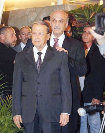 رئيس التيار الوطني الحر العماد ميشال عون ورئيس القوات د سمير جعجع خلال المؤتمر الصحافي عقب لقائهما امس الاول محمود الطويل 