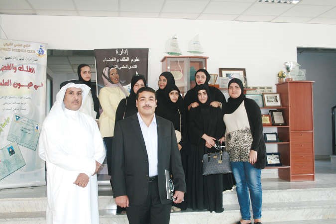 1- الطالبات مع مدير الادارة بدر العميرة والباحث الفلكي شفيق عبدالعزيز ﻿