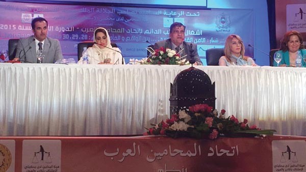 وسمي الوسمي مع عدد من المشاركين في اعمال المنتدى