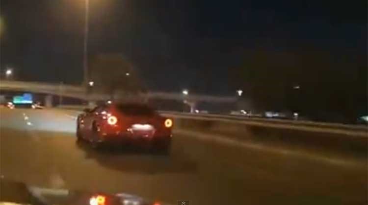 بالفيديو.. سائق فيراري ينجو بأعجوبة من حادث كاد أن يدمر سيارته خلال سباق شوارع