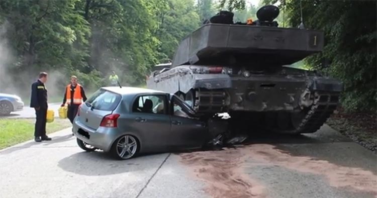 بالفيديو.. حادث مروريّ بين دبابة وسيارة في شوارع ألمانيا!
