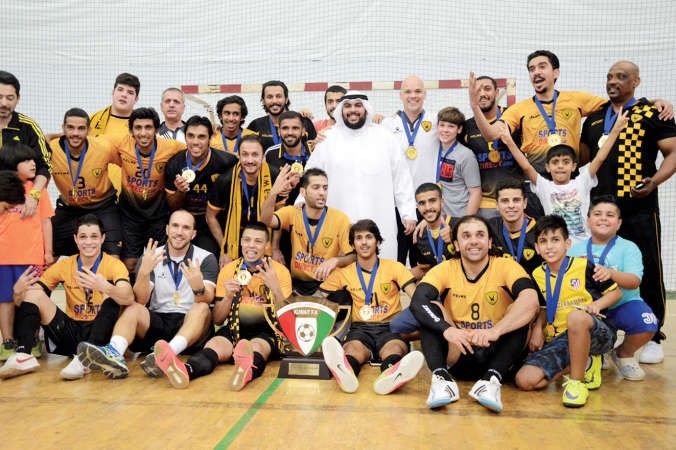 الشيخ فهد احمد الفهد يتوسط نجوم اصفر الصالات﻿